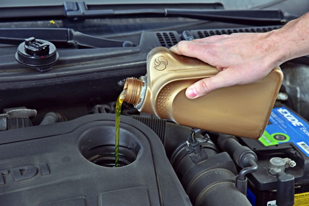Złe nawyki kierowców - dolewanie oleju