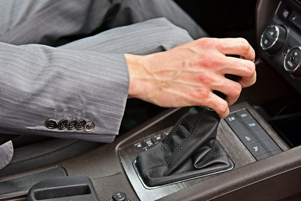Złe nawyki kierowców - trzymanie ręki na dźwigni