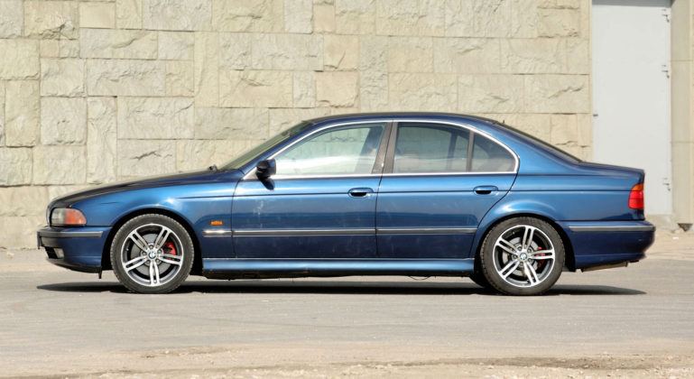 BMW serii 5 E39 - bok