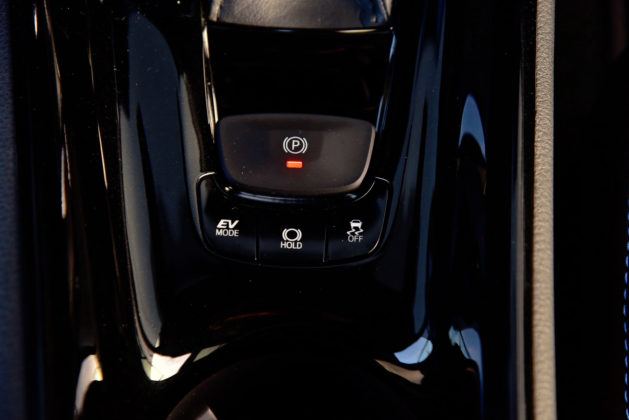 Toyota C-HR - przycisk elektycznego hamulca ręcznego