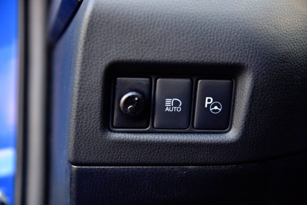 Toyota C-HR - przyciski sterowania światłami i czujnikiem parkowania