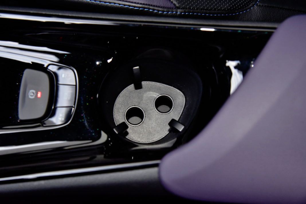 Toyota C-HR 1.2 Turbo - wkładka w pojemniku na kubki