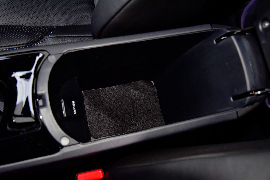 Toyota C-HR 1.2 - pojemny schowek w tunelu środkowym z ukrytym gniazdem zapalniczki