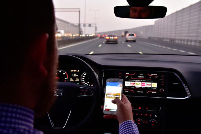 Korzystanie ze smartfonu podczas jazdy