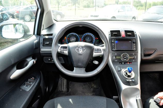Toyota Auris I Hybrid - deska rozdzielcza
