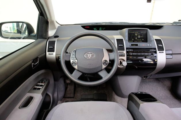 Toyota Prius II - deska rozdzielcza