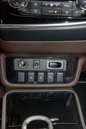 Mitsubishi Outlander PHEV - przyciski na konsoli środkowej