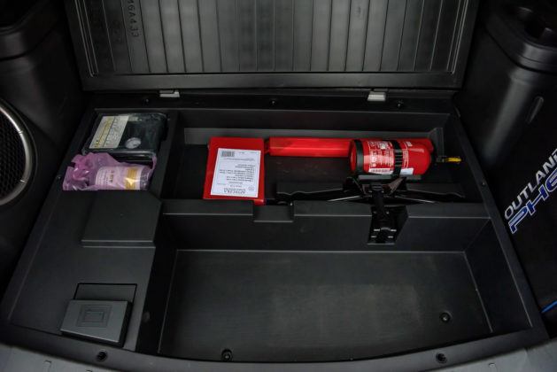 Mitsubishi Outlander PHEV - schowek pod podłogą bagażnika