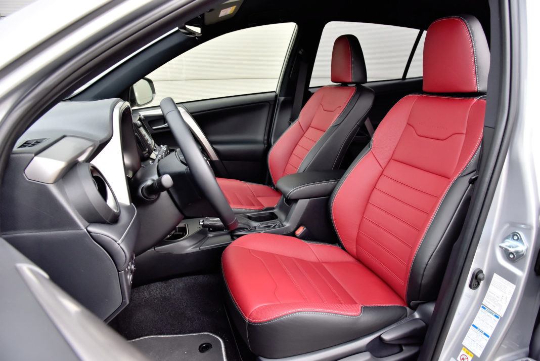 Toyota RAV4 Hybrid - fotel kierowcy