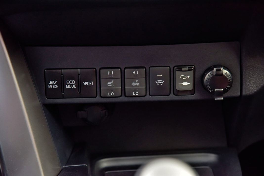 Toyota RAV4 Hybrid - przełączniki trybów pracy napędu