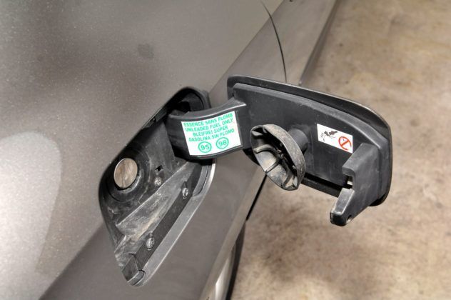 Czysty wlew paliwa - zatyczka w klapce