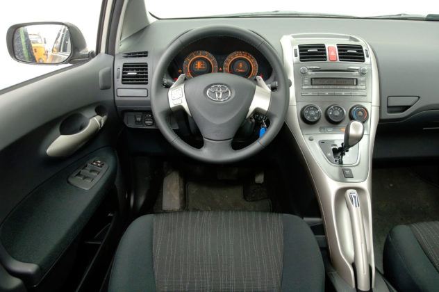 Toyota Auris I - deska rozdzielcza