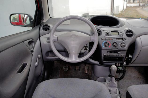 Toyota Yaris I - deska rozdzielcza