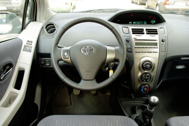 Toyota Yaris II - deska rozdzielcza