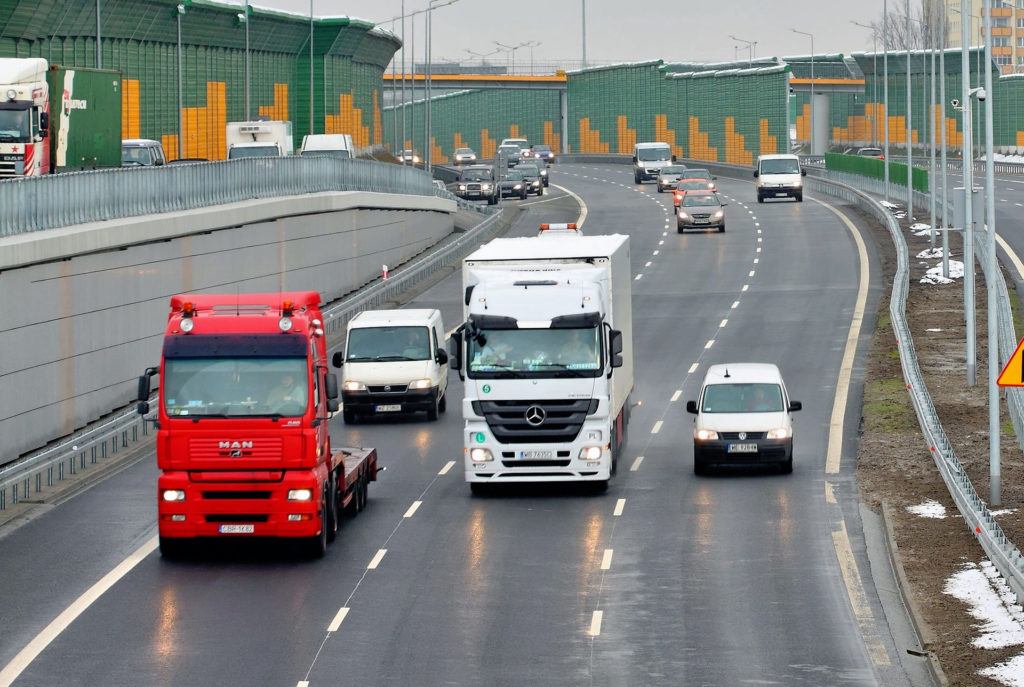 Średni wiek samochodów dostawczych i ciężarowych w Polsce jest mniejszy od wieku aut osobowych.