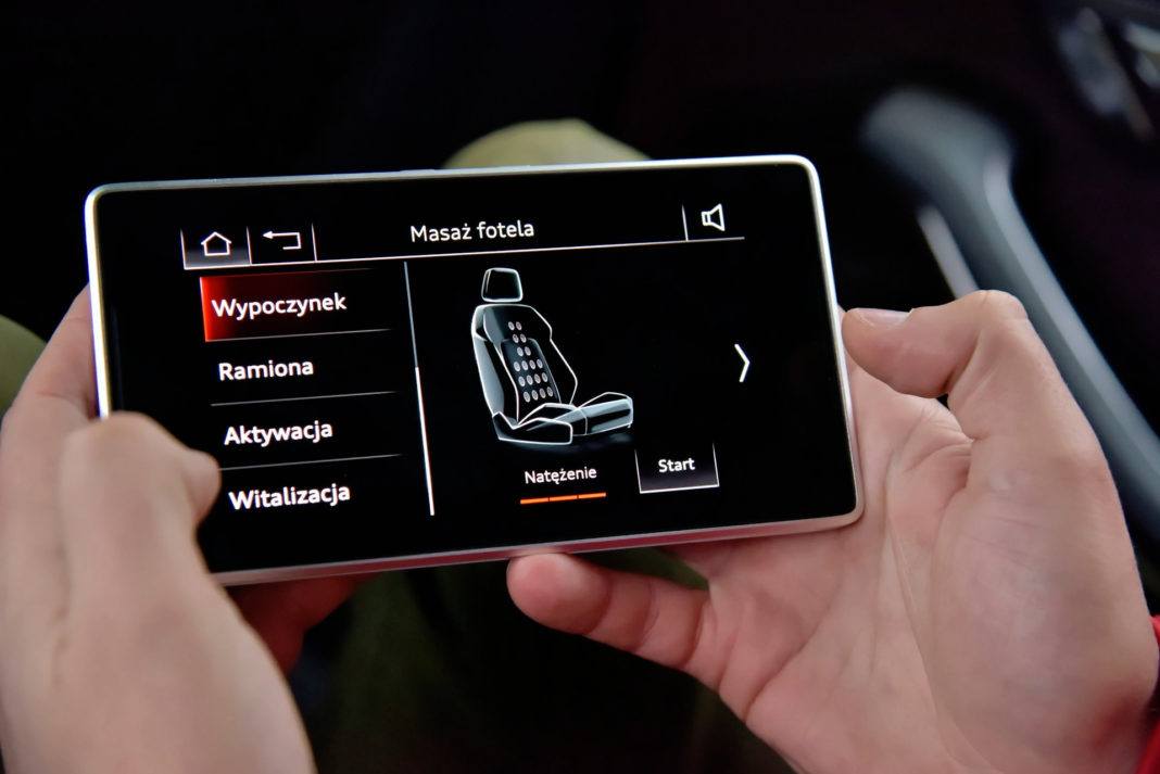 W Audi do obsługi tylnej kanapy, rolet i dachu służy 5,7-calowy tablet.