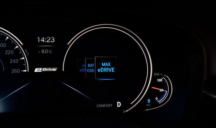 Tryb MAX eDrive wymusza jazdę wyłącznie na silniku elektrycznym.