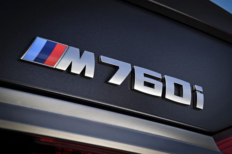 YouTube: BMW M760Li kontra reszta motoryzacyjnego świata