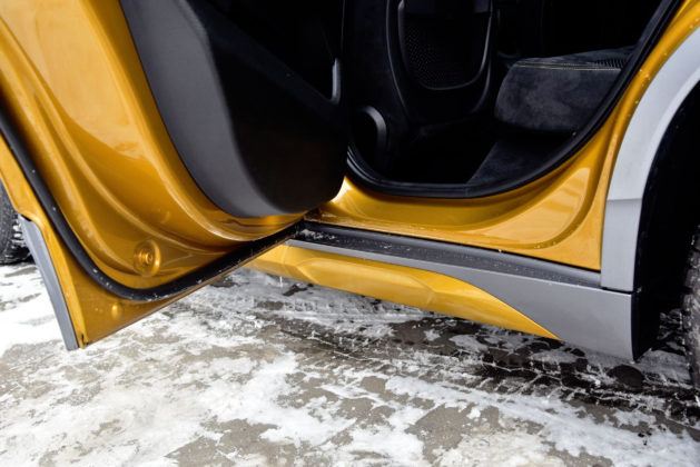 Pasażerowie BMW X2 są narażeni na ubrudzenie nogawek o próg.