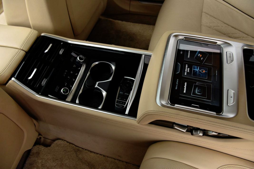 Tylna konsola środkowa w BMW zawiera miejsce na 7-calowy tablet (analogiczny do Audi), uchwyty na napoje i przyciski sterowania fotela.