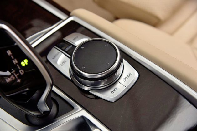 Pokrętło iDrive w BMW okazuje się najwygodniejsze do obsługi multimediów i systemów w samochodzie.