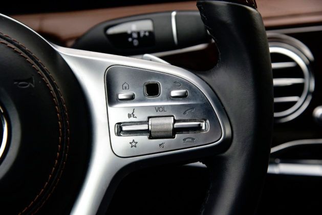 Przesuwając palec po czarnym polu dotykowym zmienia się ustawienia komputera (Mercedes).