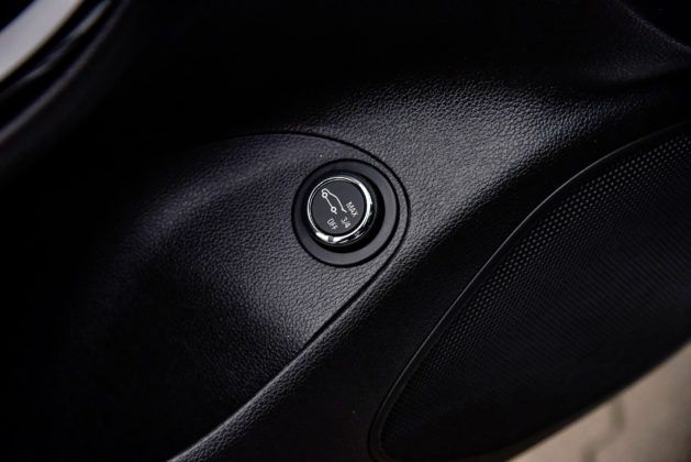 Opel Astra - przycisk klapy bagażnika