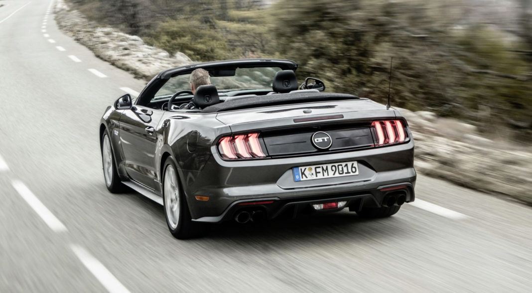Ford Mustang Convertible - dynamiczne