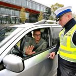 Czy policjant może usiąść za kierownicą kontrolowanego auta?