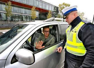 Czy policjant może usiąść za kierownicą kontrolowanego auta?