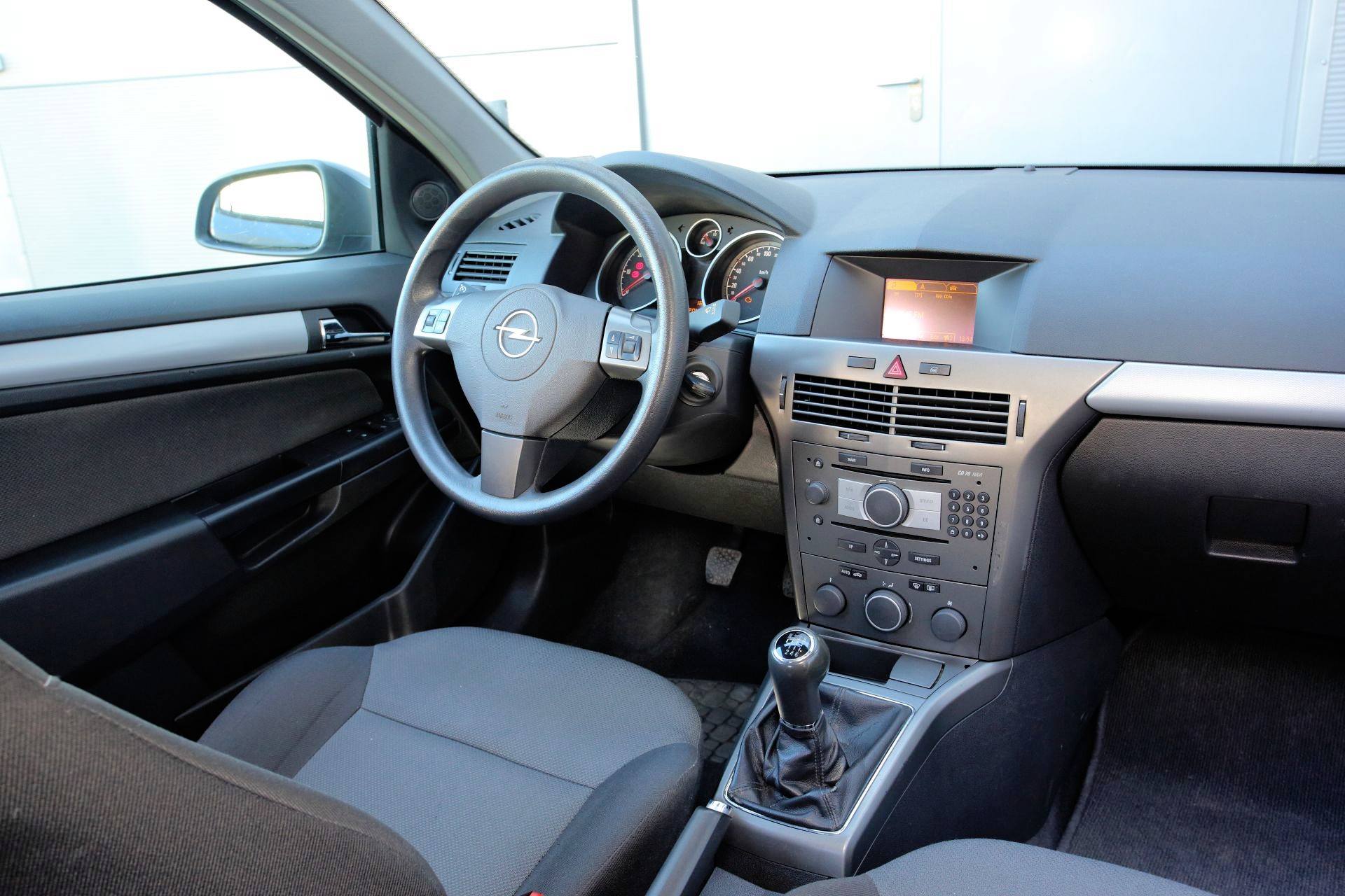 Opel Astra III - deska rozdzielcza