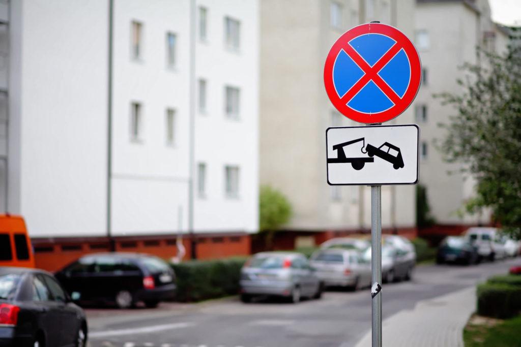 Zakaz zatrzymywania z tabliczką ostrzegającą o możliwości odholowania pojazdu