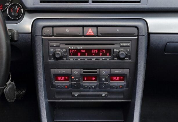 Audi A4 B7 konsola środkowa