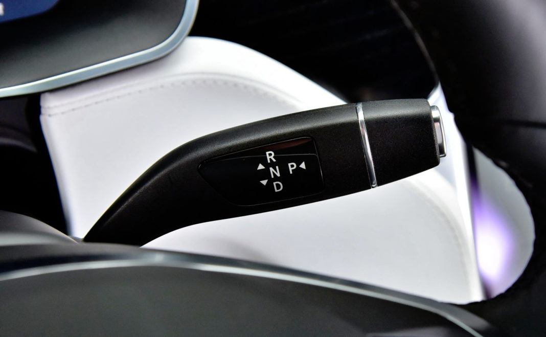 Tesla Model X - dźwignia skrzyni biegów
