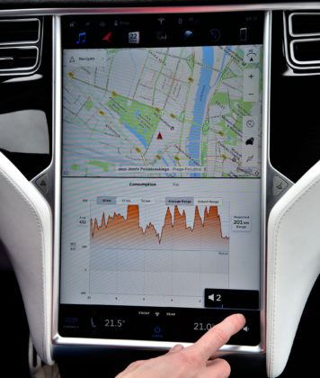 Tesla Model X - ekran środkowy