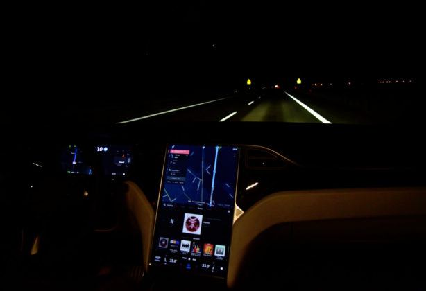 Tesla Model X - kokpit nocą
