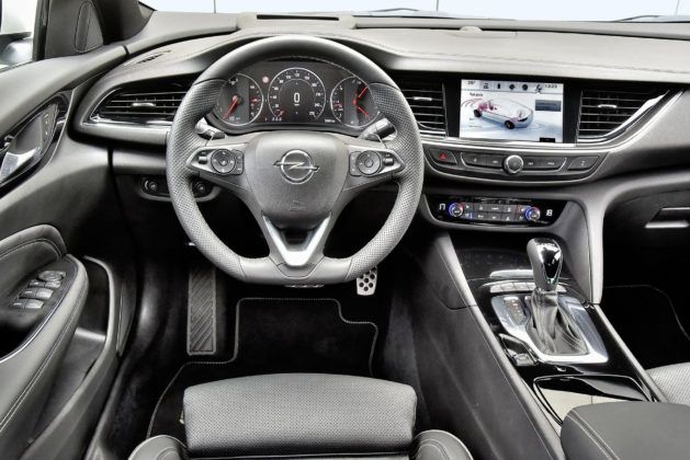 Opel Insignia 2.0 GSi - deska rozdzielcza