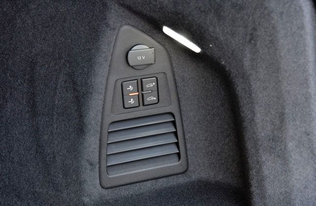Volkswagen Touareg - przyciski w bagażniku