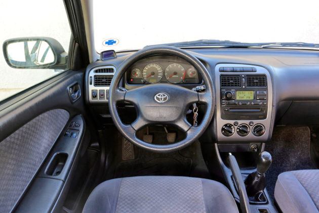 Toyota Avensis I - deska rozdzielcza