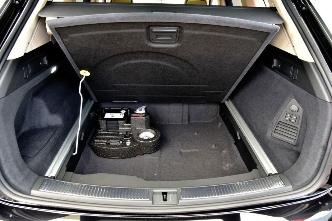 Volkswagen Touareg - schowek pod bagażnikiem