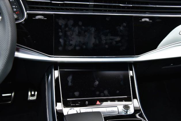 Audi Q8 - odciski palców