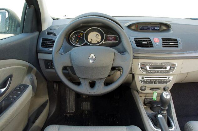 Renault Megane III deska rozdzielcza (4)
