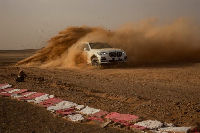 BMW X5 na pustyni w Maroko