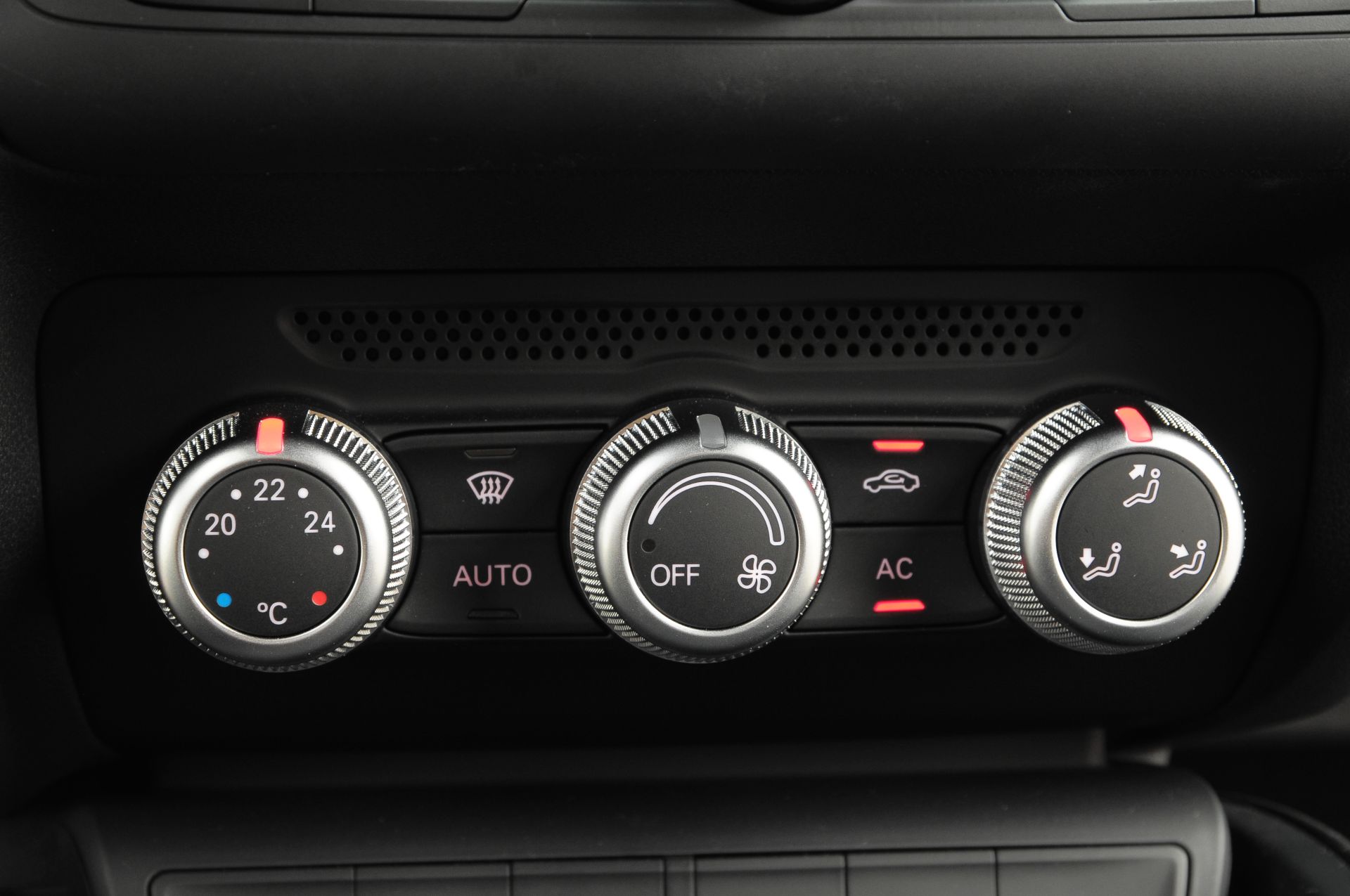 Jak używać klimatyzacji, by szybko schłodzić wnętrze auta?