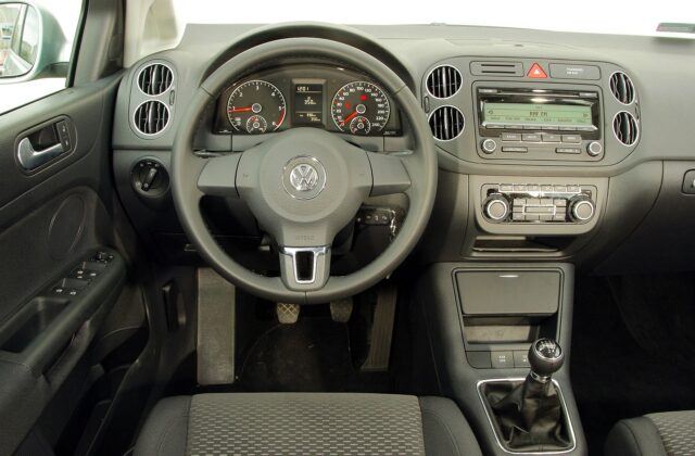 Volkswagen Golf Plus deska rozdzielcza (3)