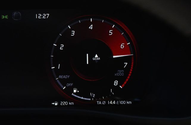 Volvo XC40 T3 - zegary