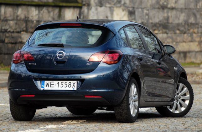 Opel Astra IV - tył