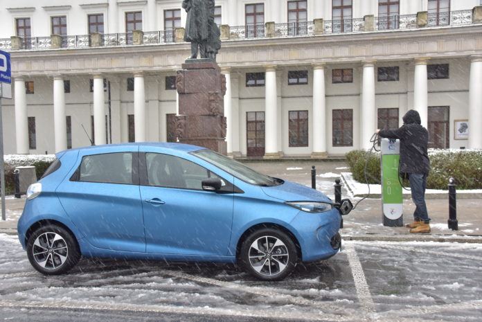 Renault Zoe - ładowanie samochodu elektrycznego