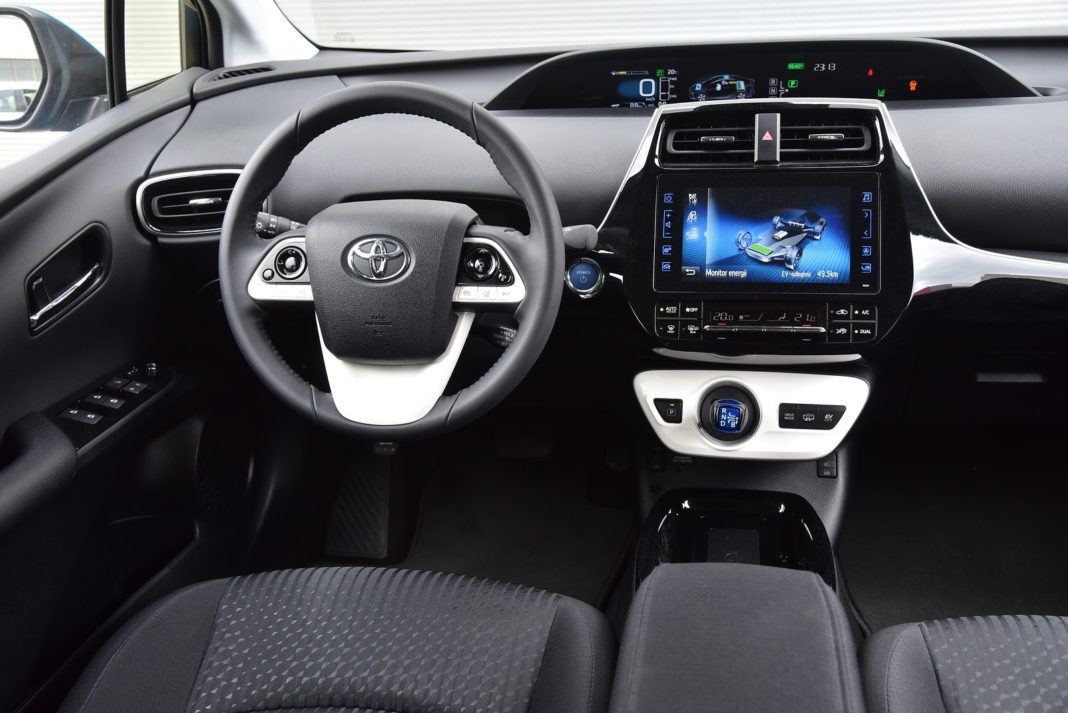 Toyota Prius Plug-In Hybrid - deska rozdzielcza