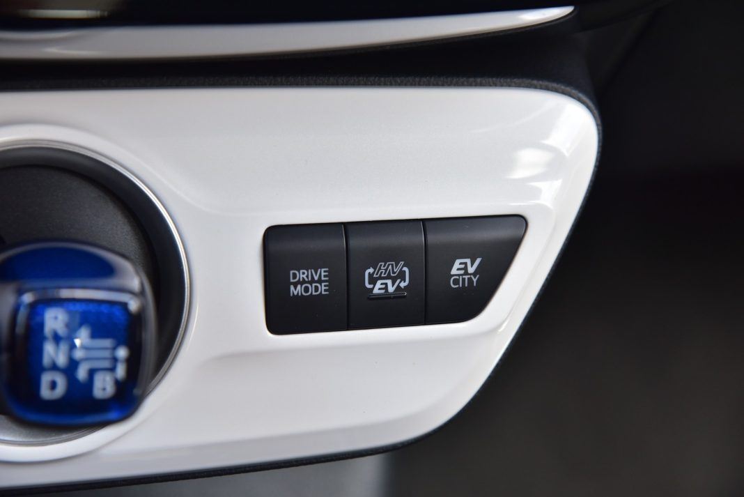 Toyota Prius Plug-In Hybrid - przełączniki